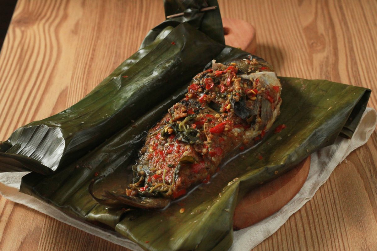 Ilustrasi pepes ikan mas untuk menu makan siang. 