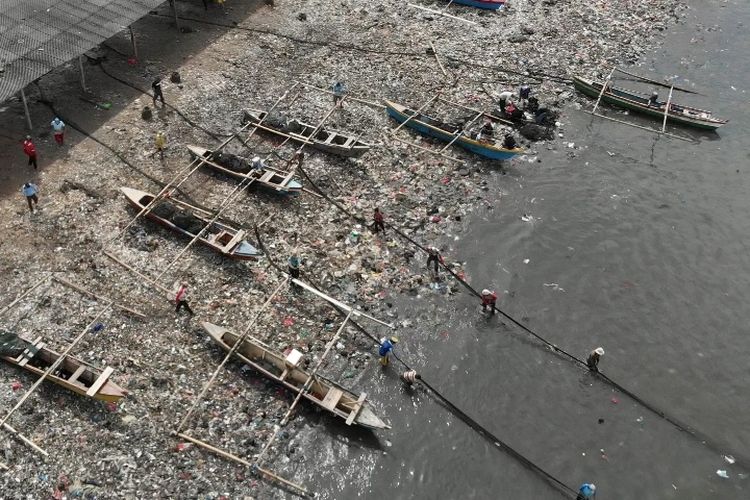 Foto udara (drone) Pantai Sukaraja di Bandar Lampung, Selasa (11/7/2023) atau sehari setelah dibersihkan. Sampah yang menyelimuti bibir pantai sudah jauh berkurang.
