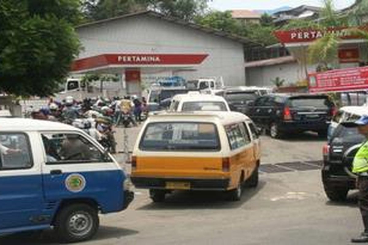 Antrean BBM masih terjadi di sejumlah SPBU Kota Balikpapan, Kalimantan Timur, Selasa (20/3/2012).