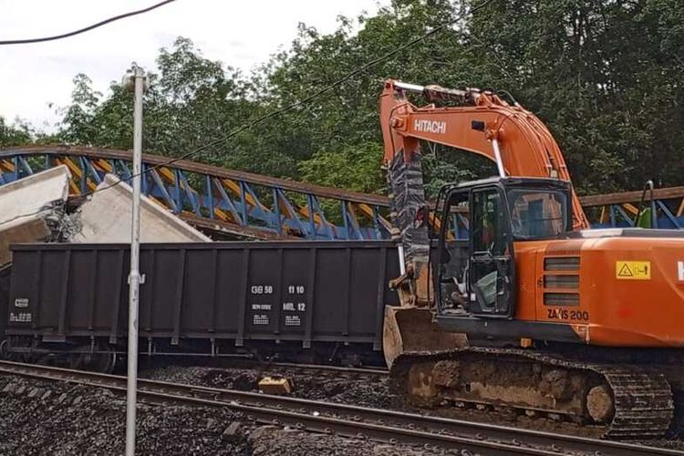 Evakuasi kereta babaranjang yang tertimpa balok girder pembangunan flyover bentaian di Kabupaten Muara Enim, Sumatera Selatan, Kamis (7/3/2024).