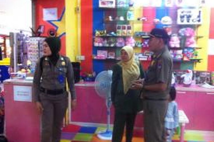 Kepala Satpol PP Kota Payakumbuh memimpin razia terhadap PNS di sejumlah pusat perbelanjaan di Kota Payakumbuh, Sumatera Barat, Senin (22/5/2015).