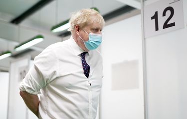 Perdana Menteri Inggris Boris Johnson saat mengunjungi tempat vaksinasi Covid-19 di Stoke Mandeville Stadium, Aylesbury, Inggris, Senin (3/1/2022).