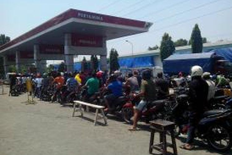 Meski Pertamina sudah memberlakukan normalisasi  ketersediaan bahan bakar minyak bersubsidi, antrean panjang kendaraan di Kediri, Jawa Timur, Minggu (31/8/2014), masih terjadi.