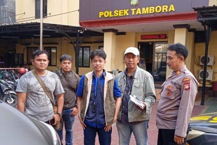 Polisi  menangkap seorang pelaku berinisial MR yang diduga menipu dengan meminta sumbangan tunjangan hari raya (THR) kepada masyarakat di wilayah Tambora, Jakarta Barat, pada Minggu (9/4/2023). 