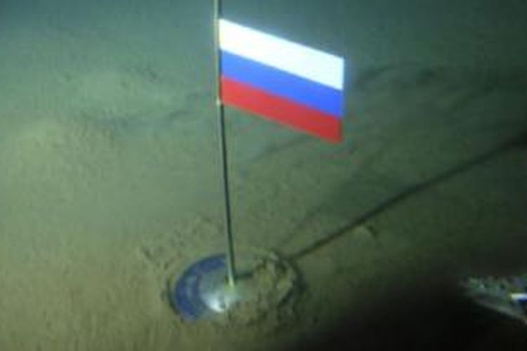 Sebuah kapal selam mini Rusia melakukan penelitian di kawasan laut Artik di Kutub Utara