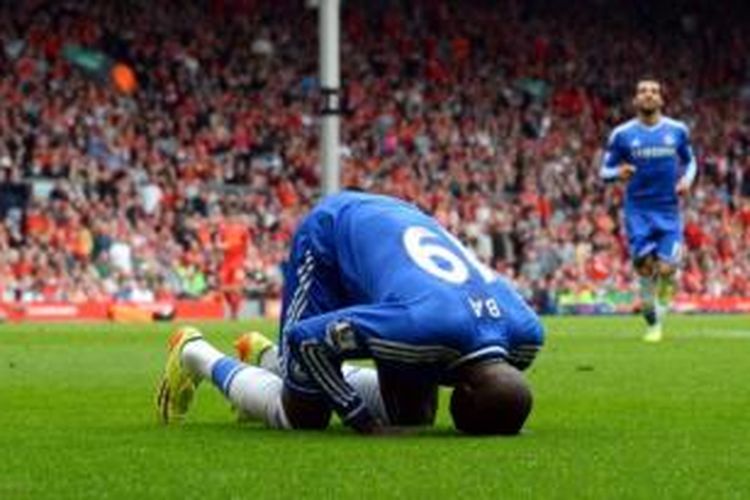 Striker Chelsea, Demba Ba, melakukan selebrasi sujud yang menjadi ciri khasnya saat mencetak gol.