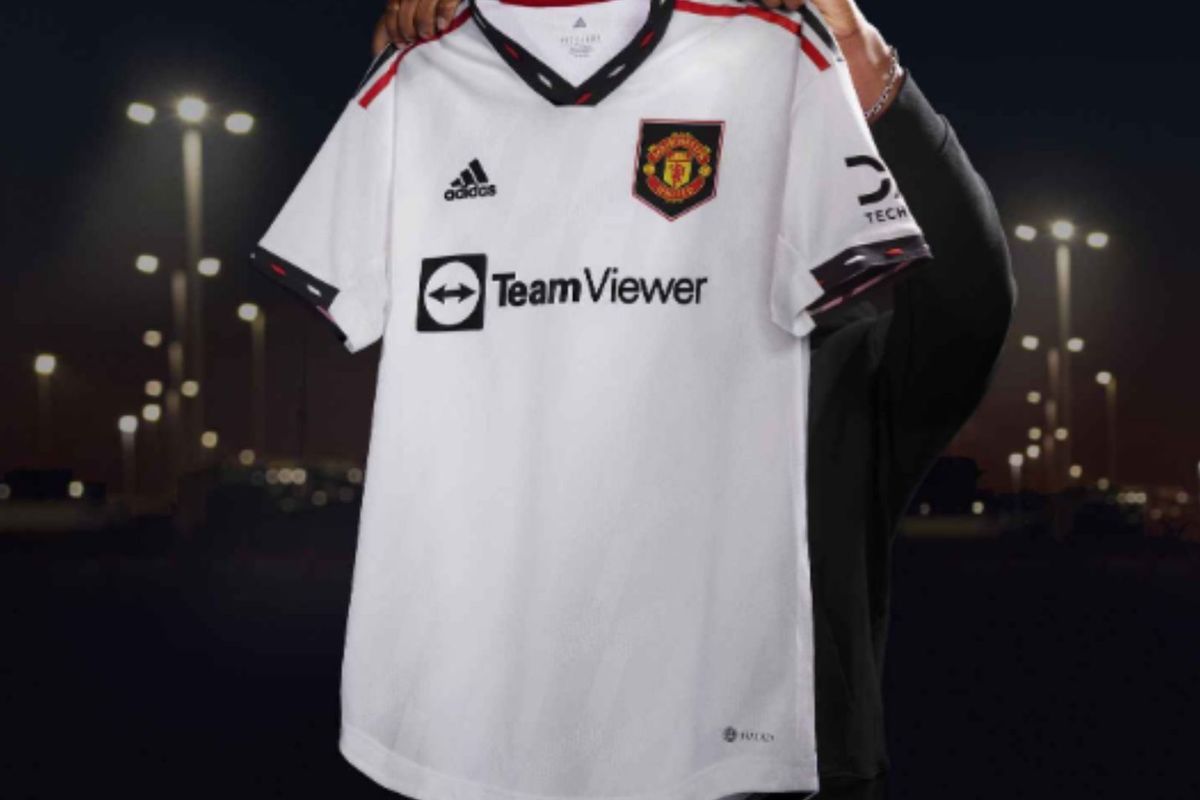 Jersey tandang terbaru Manchester United 2022/2023.