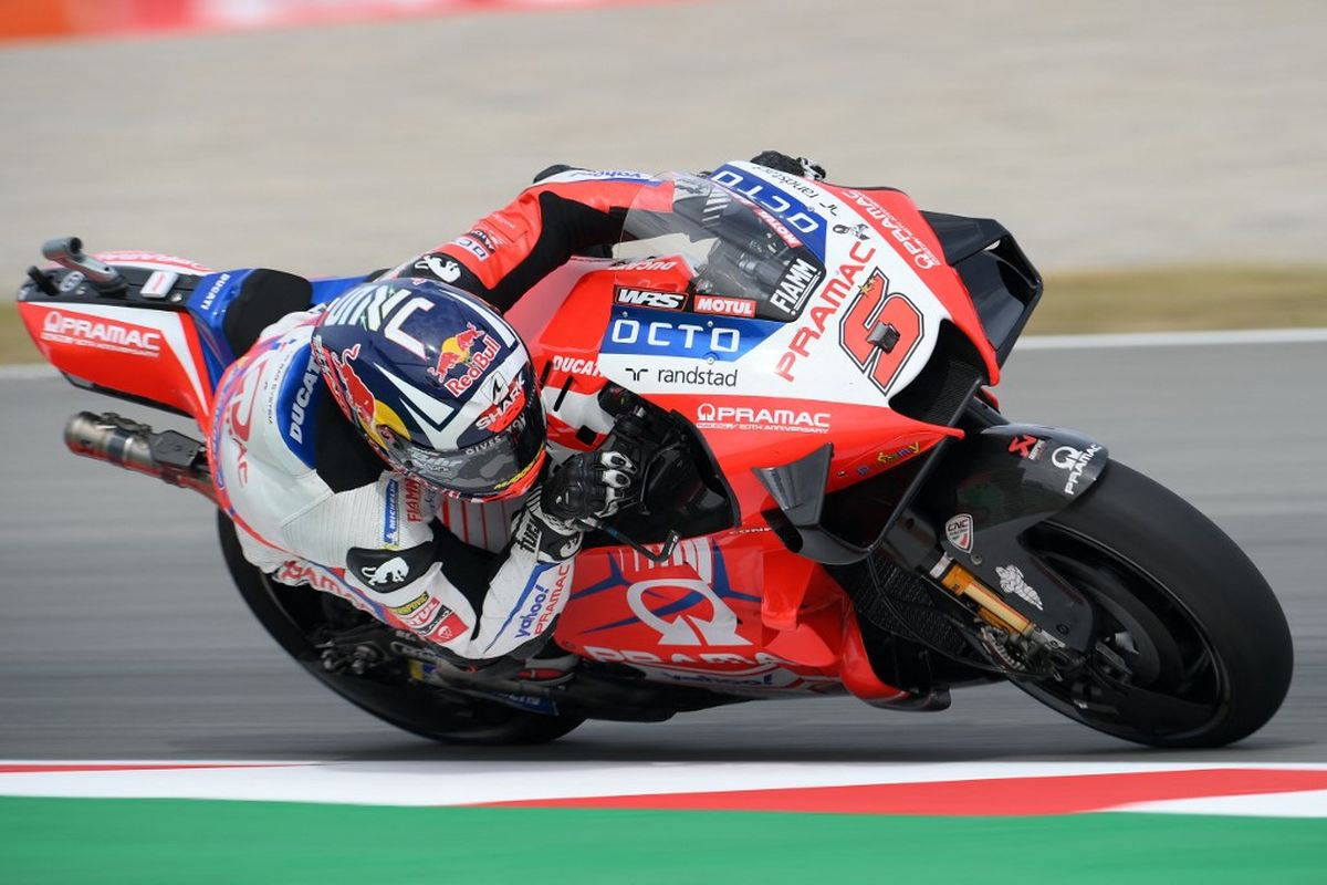 Johann Zarco saat sesi latihan bebas pada MotoGP Catalunya 2021. (Photo by LLUIS GENE / AFP)