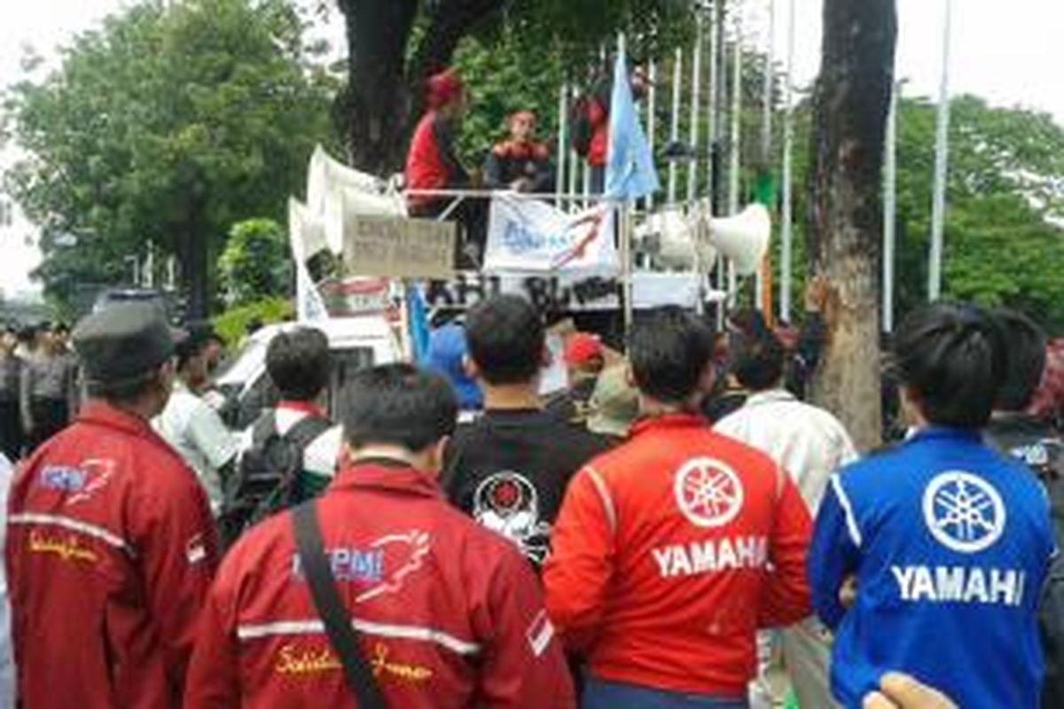 Sejumlah buruh yang tergabung dalam Forum Buruh DKI Jakarta berdemo di depan Balai Kota, Jakarta pada Senin (7/4/2014).