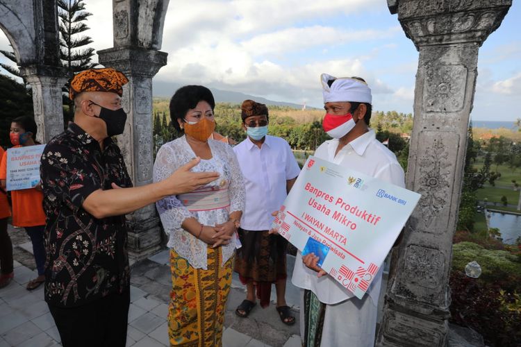 Penyerahan BLT di Karangasem, Sabtu (5/9/2020).