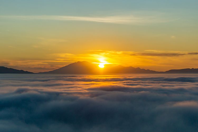 Panorama Stone Park Gunungkidul, sunrise di atas lautan awan.