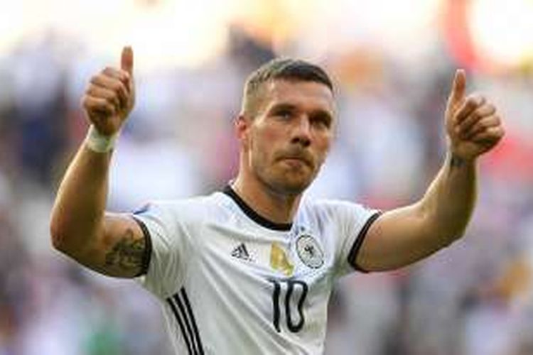 Gelandang tim nasional Jerman, Lukas Podolski, merayakan kemenangan atas Slovakia pada Piala Eropa 2016 di Stadion Pierre-Mauroy, pada 26 Juni 2016.