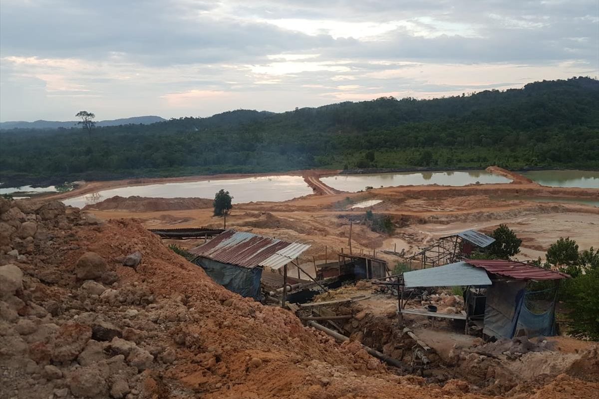 Pulau Citlim, Kecamatan Moro, Kabupaten Karimun, Kepulauan Riau sangat memprihatinkan.
Bahkan saat ini diperkirakan kondisi kerusakan pulau terdeoan tersebut, akibat aktivitas tambanv pasir laut mencapai 60 persen.