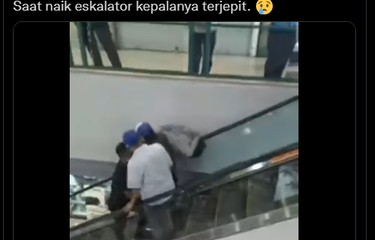Tangkapan layar cuplikan video terjepitnya kepala seorang pria di Mall Mangga Dua, Jakarta Pusat pada Kamis (23/12/2021).