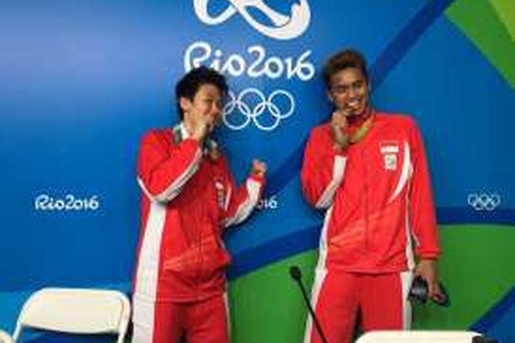 Liliyana Natsir dan Tontowi Ahmad memamerkan medali emas yang diraihnya dari nomor ganda campuran Olimpiade Rio 2016, Rabu (17/8/2016).