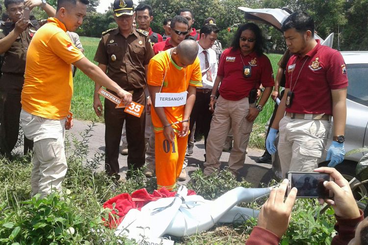 Tersangka Beki Efrianto alias KY (21) dalam rekonstruksi kasus pencurian dan kekerasan hingga mengakibatkan korban tewas di kawasan Waduk Cengklik Kecamatan Ngemplak, Boyolali, Jawa Tengah, Selasa (30/1/2018).