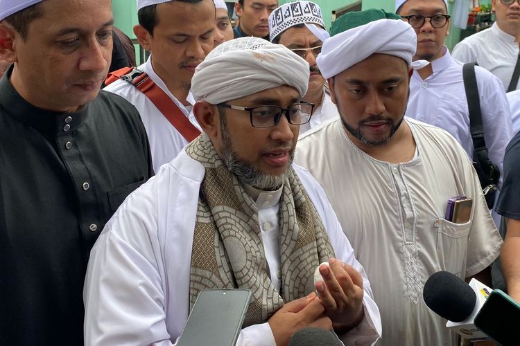 Adik almarhum Habib Hasan, Habib Abdullah bin Ja'far Assegaf saat ditemui wartawan di Masjid Nurul Musthofa Center, Kamis (14/3/2024).