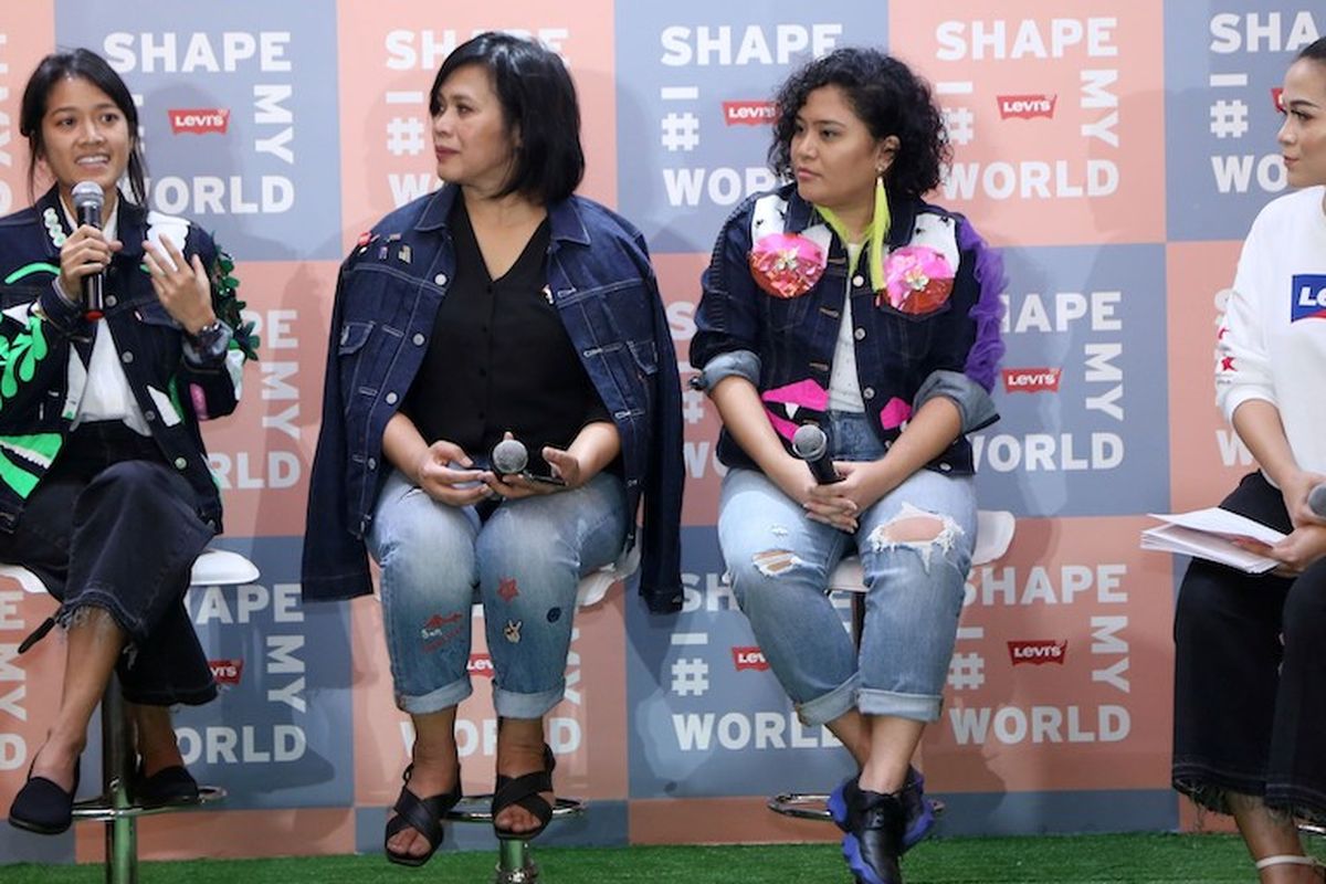 Talkshow I Shape My World dengan pembicara Soraya Cassandra (kiri), Adhita Idris (tengah), dan Kartika Jahja (kedua dari kanan) yang diadakan oleh Levis Indonesia (27/4/2019).