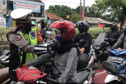 Pengendara Pakai Helm Tanpa Klik Tali Pengikat Terjaring Operasi Zebra di Depok