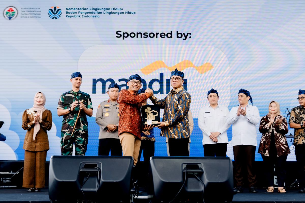Pejabat Eksekutif Treasury and International Banking Bank Mandiri Ari Rizaldi saat menghadiri seremoni peresmian Festival Bangun Desa-Bangun Indonesia yang diinisiasi Kementerian Desa di Serang, Banten, Jumat (16/5/2025).
