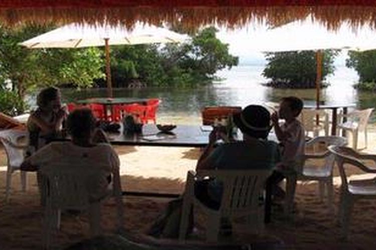 Wisman di Nusa Lembongan.