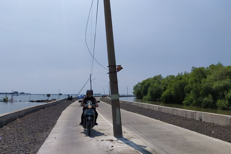 Tiang listrik dipasang di tengah jalan Kota Semarang, Jateng. Kamis (2/6/2022)