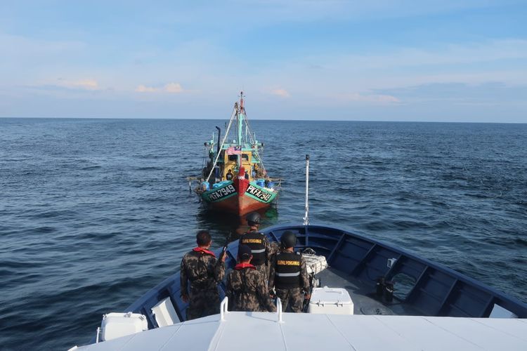 Foto Dok PSDK Lampulo,  Tim patroli KP Hiu 12, Pangkalan Pengawasan Sumber Daya Kelautan dan Perikanan (PSDKP) Lampulo menangkap satu Kapal Ikan Asing (KIA)  berbendera Malaysia di perairan Selat Malaka daerah teritorial Indonesia karena menggunkan alat tangkap terlarang jenis trawl dan tidak memiliki dokumen perizinan yang sah dari Pemerintah Indonesia. Jumat (29/09/2019)