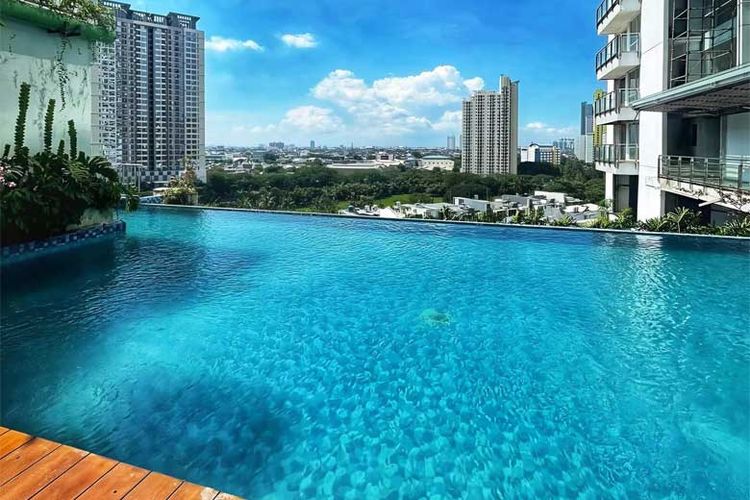 Fasilitas swimming pool Apartemen Springhill Royale Suites.