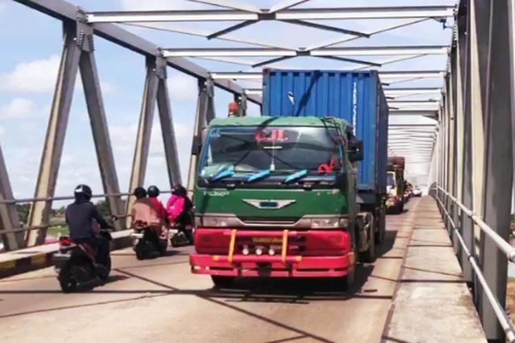 Sebuh truk tronton melintasi Jembatan Kapuas II di Jalan Mayor Alianyang, Kabupaten Kubu Raya, Kalimantan Barat, usai ditabrak Jumat (31/5/2019) dini hari. 