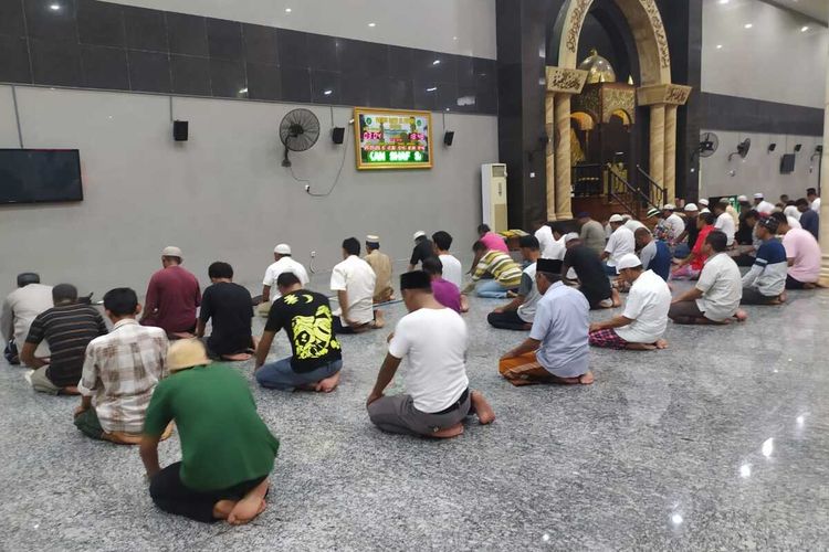 Warga Kota Ambon tetap menggelar shalat magrib berjamaah di Masjid Raya Al Fatah Ambon, meski MUI Maluku telah meminta warga agar melaksanakan shalat di rumah masing-masing, Jumat (27/3/2020).