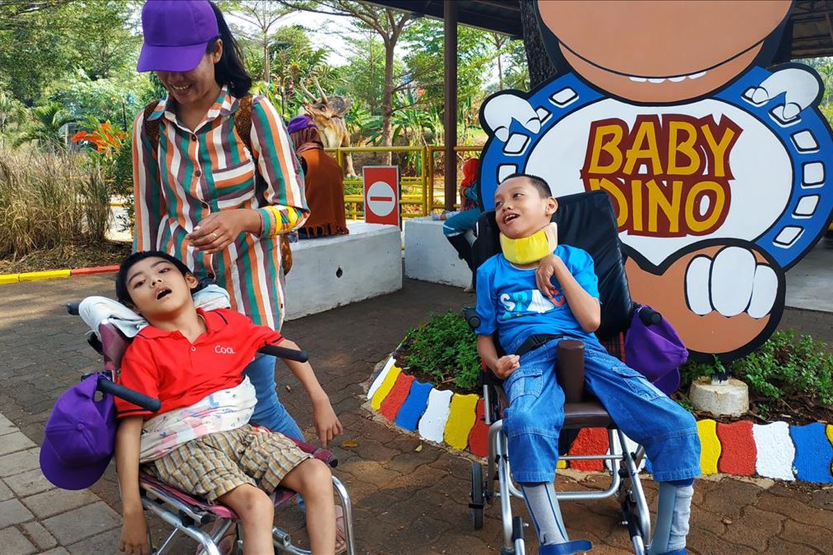 Sejumlah anak-anak penyintas penyakit kronis, umumnya kanker, memperoleh kesempatan langka menjajal wahan permainan di Taman Legenda Keong Emas, Taman Mini Indonesia Indah (TMII), Jakarta Timur, Sabtu (27/7/2019).