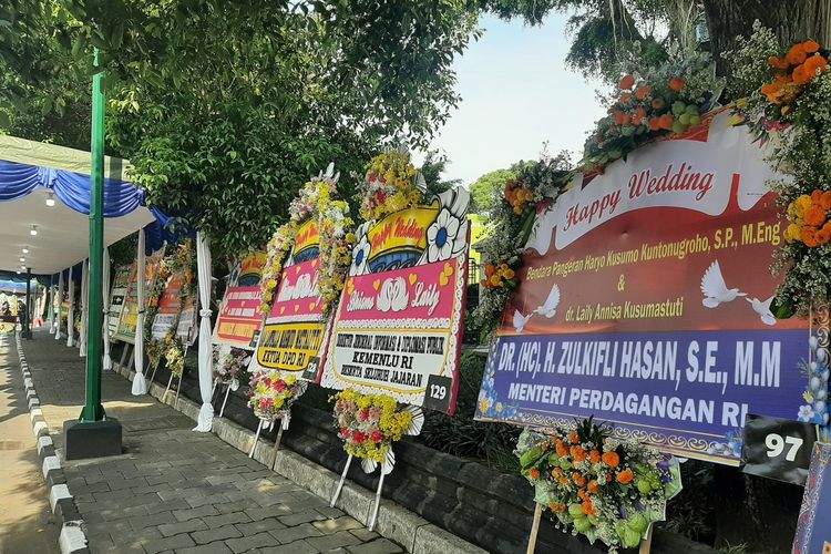 Karangan bunga berisi ucapan selamat atas pernikahan BPH Kusumo Kuntonugroho dengan dr. Laily Annisa Kusumastuti berjajar di depan pagar Pura Pakualaman, Yogyakarta.