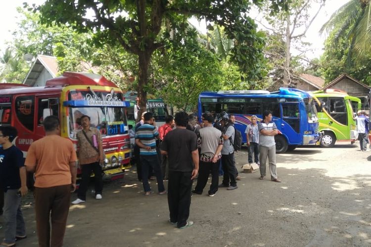 Awak mikrobus jurusan Purwokerto-Bobotsari mogok dan mendatangi Kantor Dinhub Purbalingga, Jawa Tengah, Selasa (12/11/2019). Mereka mengajukan tiga tuntutan atas berlakunya bus Trans Jateng. 