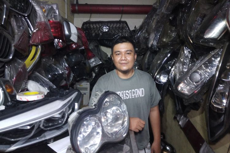 Rizal Sidiq alias Diqdiq pemilik toko MG Garage di sentra otomotif Blok M, Jakarta, mengatakan, setidaknya ada dua penyebab utama mika lampu mobil berembun.