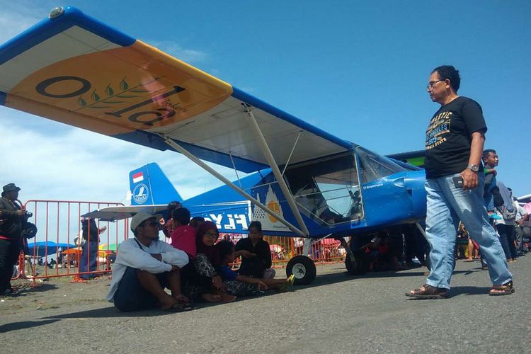 Warga antsusias menyaksikan pesawat-pesawat yang dihadirkan pada gelaran Jogja Air Show (JAS) 2018 yang dipusatkan di Pantai Depok dan Parangkusumo, Kabupaten Bantul, DI Yogyakarta, Sabtu (17/2/2018). JAS merupakan ajang tahunan yang digelar Lanud Adisutjipto Yogyakarta bekerja sama dengan Dinas Pariwisata DIY, yang pada tahun ini berlangsung selama 2 hari, yaitu 17 dan 18 Februari.