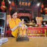 Warga Tionghoa Bersihkan Klenteng Tjoe Tik Kiong Pasuruan Jelang Imlek, Tak Lupa Doakan Gus Dur