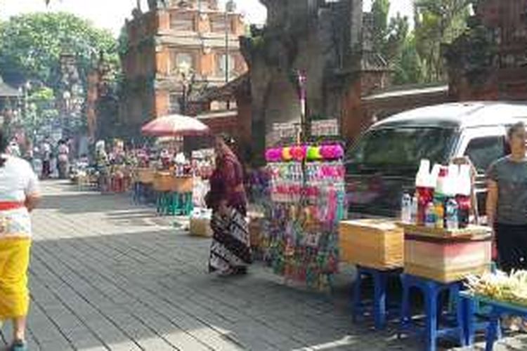 Pedagang jualan di sekitar Pura Agung Jagadnatha saat Perayaan Galungan. 