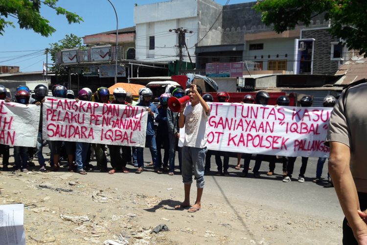Puluhan keluarga korban menggelar unjukrasa di depan Mapolsek Pallangga, Kabupaten Gowa, Sulawesi Selatan menuntut agar seluruh pelaku penganiayaan terhadap penderita gangguang jiwa yang dikira maling segera ditangkap. Rabu, (6/9/2017).