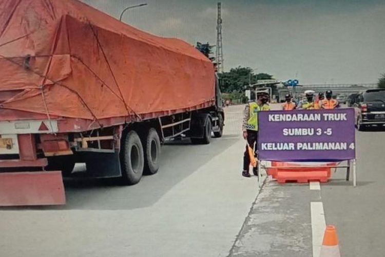 Arus balik nataru, Polisi lakukan pengalihan arus di tol Cipali bagi kendaraan besar