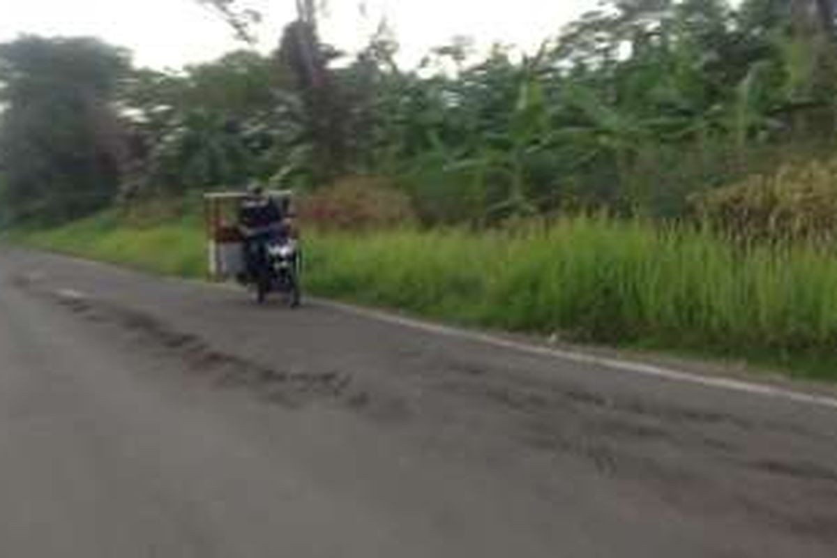 Jalan menuju KEK Tanjung Lesung, Pandeglang, Banten. Gambar diambil Jumat (6/5/2016).