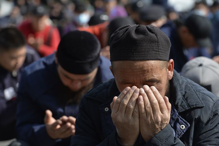 Orang-orang mendoakan para korban tewas dalam perang di perbatasan Tajikistan dan Kirgistan, ketika berkumpul di Bishkek, ibu kota Kirgistan, pada Sabtu (1/5/2021).