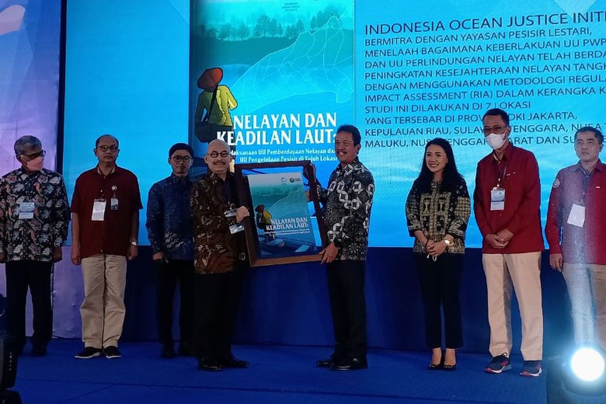 Menteri Kelautan dan Perikanan Sakti Wahyu (tengah kanan) memegang plakat bersama CEO IOJI Achmad Santosa. 