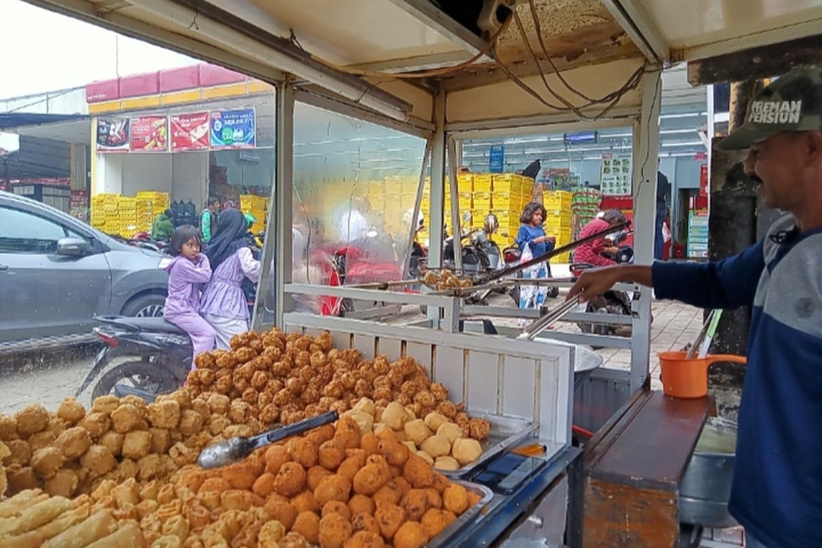 Pedagang Gorengan Mengalami Penurunan Untung Imbas Harga Minyak Goreng Mahal, Perumahan Bukit Nusa Indah, Ciputat, Tangerang Selatan, Selasa (12/4/2022)