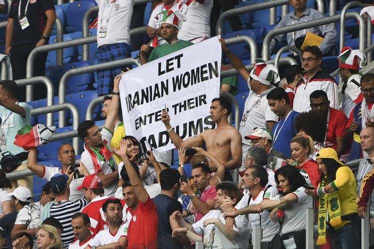 Fans Iran membentangkan spanduk bertuliskan Biarkan Perempuan Iran Memasuki Stadion sebagai bentuk perayaan setelah laga Grup B antara Iran versus Maroko dalam putaran final Piala Dunia di Rusia pada 15 Juni 2018.