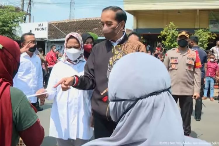 JAKARTA, KOMPAS.com - Presiden Joko Widodo menyerahkan bantuan tunai sebesar Rp1,2 juta untuk para pedagang kaki lima (PKL) di Kabupaten Blora, Jawa Tengah, Jumat (17/12/2021).