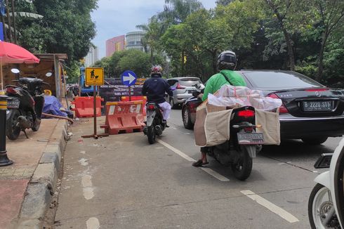 Ada 11 Galian Kabel di Jalan Warung Jati Barat, Lalu Lintas Tersendat