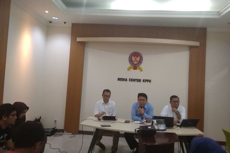 Deputi Penegakan Hukum KPPU Hadi Susanto, Ahmad Muhari kepala panitera KPPU dan Komisioner KPPU Guntur Saragih di Jakarta, Senin (20/1/2020).