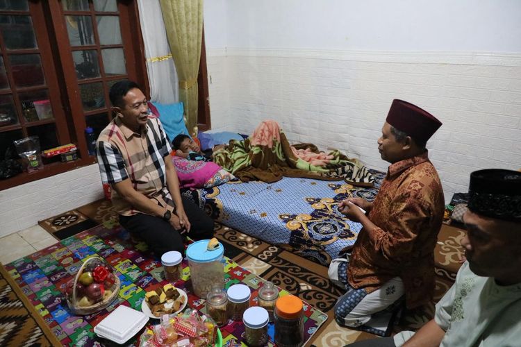 Wali Kota Malang Wahyu Hidayat saat menjenguk santri korban musibah robohnya Pondok Pesantren (Ponpes) Al Khoziny, Sidoarjo, Minggu (5/10/2025) malam.