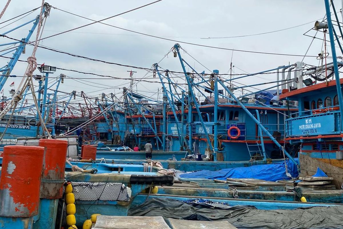 Ilustrasi puluhan kapal ikan bersandar di Pelabuhan Nizam Zachman, Muara Baru, Jakarta Utara.
