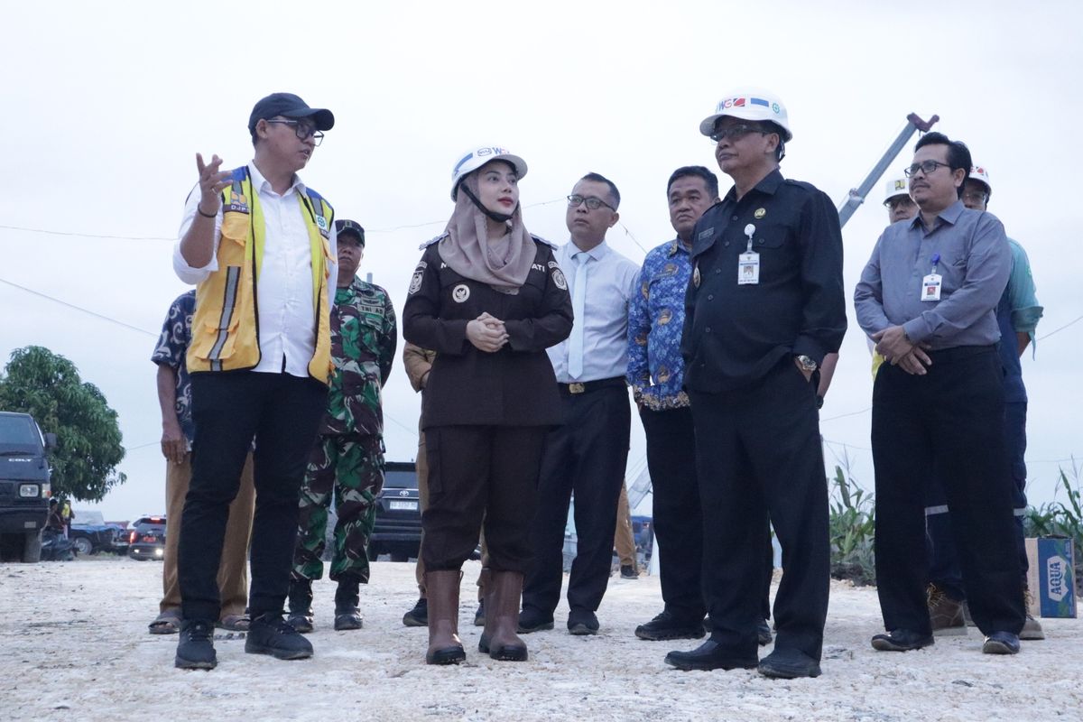 Bupati Brebes Paramitha Widya Kusuma meninjau langsung progres pembangunan Sekolah Rakyat di Desa Wlahar, Kecamatan Larangan, Kabupaten Brebes, Senin (27/4/2026). 